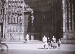 devant la cathédrale de strasbourg